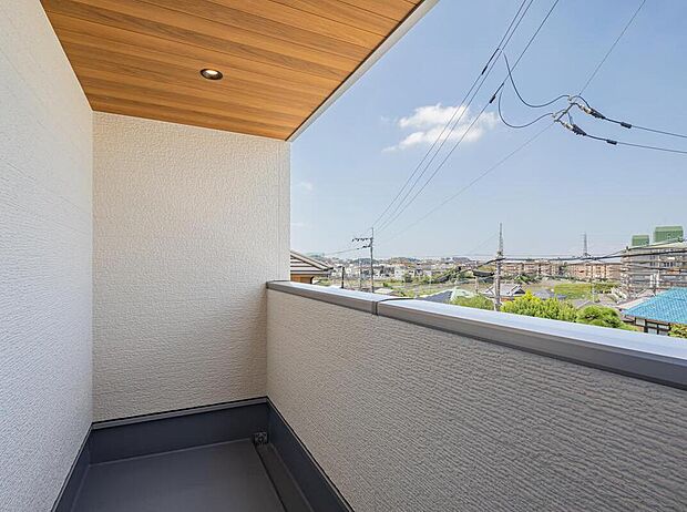 【【インナーバルコニー/当社施工例】】急な天候の変化にも対応しやすい屋根付きのバルコニー。夜間にも使用しやすいよう照明を設置しています。バルコニー前面には高い建物がないため開放感があります。