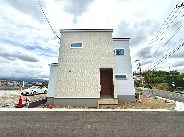 【【外観写真/1号地モデルハウス】】2方道路に面する1号地に、2階建「3LDK＋多目的ルーム」のモデルハウスが誕生。駐車スペース2台分付きです(車種による)。セカンドカーや来客時の駐車に重宝します。