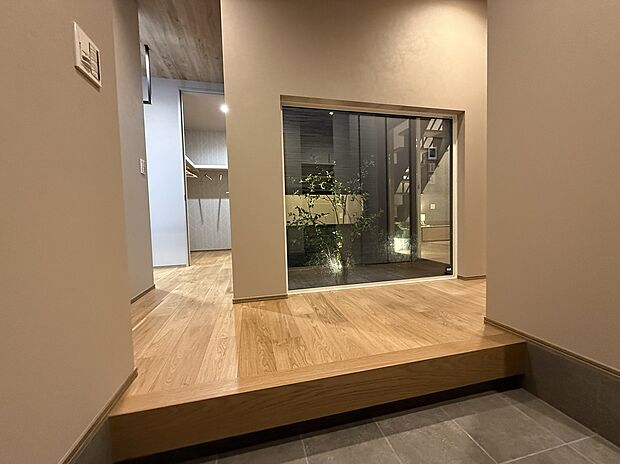 【【20号地モデルハウス/玄関】】坪庭に向けて視線が抜ける玄関は、訪れる人に好印象を与えるやさしいデザイン。SICが備わっています。/現地2026年5月21日撮影