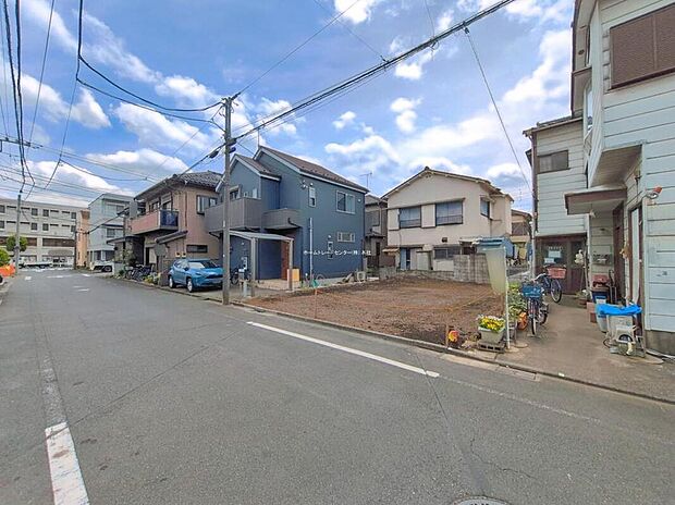 【前面道路含む現地写真
ひとたび扉を開けばそこに待っているのは上質な空間とマイホームでの新生活をイメージさせる優雅なひととき。「この家なら…」ではなく「ここに住みたい♪」と思う感動をお届けいたします。