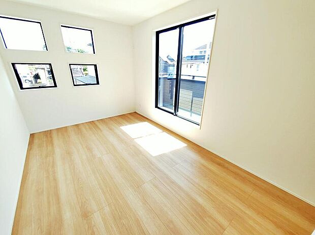 【リビング以外の居室】2号棟
大きなベッドを置いてもゆとりのある広さ!収納完備しておりますので、家具が少なく済みます!お掃除もラクラクですね♪