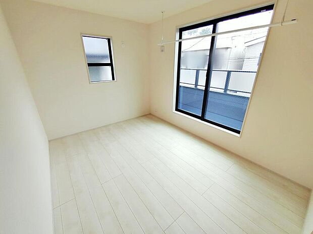 【リビング以外の居室】
2面採光を確保した明るい室内は、風通しも良く、大変居心地の良い空間となっております。爽やかな風を感じて起きる朝は、快適生活の始まりに!