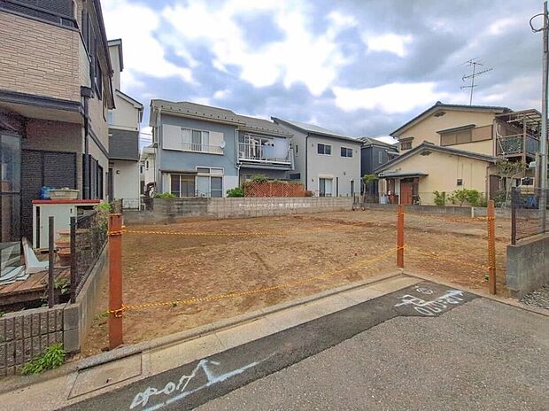 【現地外観写真】A号棟
多摩都市モノレール「泉体育館」駅まで徒歩17分♪
この街で・この家で暮らしたいと思わせる理由を是非現地でお確かめ下さい。