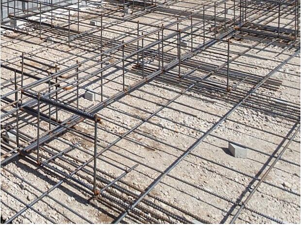 耐震性を発揮する鉄筋入りスラブー体基礎を採用。　地面から基礎上端までの高さを400ｍｍ以上確保。　地面からの湿気を防ぎ、不等沈下や地震時のねじれを防ぐ効果があり、白蟻に対する予防策としても有効です。
