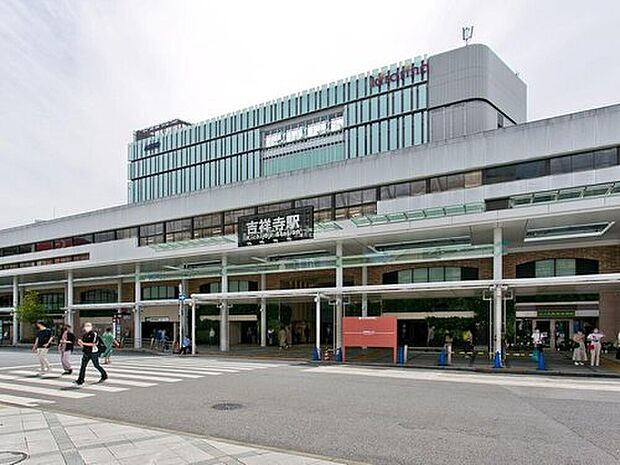 JR中央線・京王井の頭線「吉祥寺」駅までバス20分/バス停「天神前」停歩5分♪小・中学校まで徒歩7分、公園が多く、買物施設も徒歩8分圏内で生活しやすい環境です。