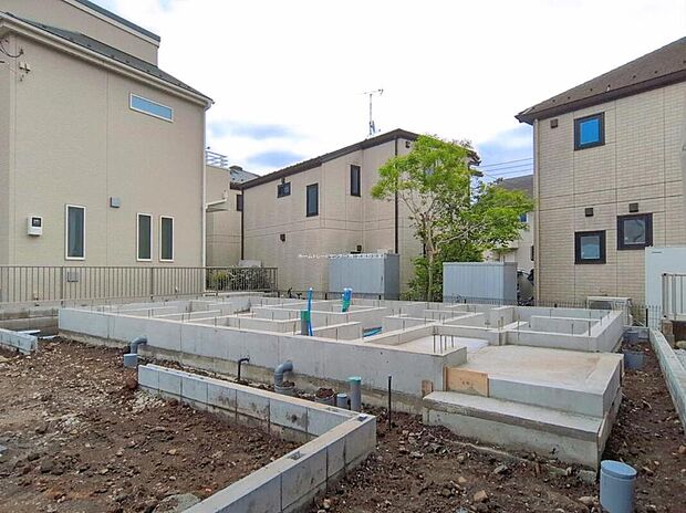 【現地外観写真】1号棟
京王線線「布田」駅徒歩11分♪周辺にはスーパーやドラッグストアもあり生活に便利な住環境です！