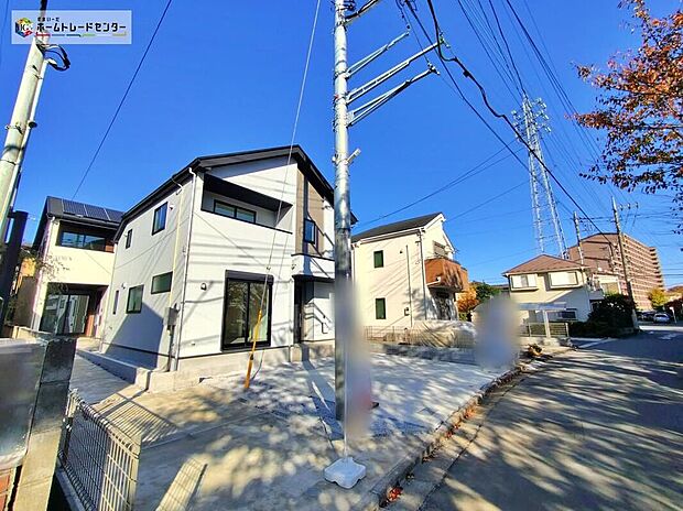 【前面道路含む現地写真】一戸建ての大きなメリットは、「自分の土地」を自由に使えること。好きなペットが飼えるほか、ガーデニングやDIY、車やバイクの手入れなど様々な趣味を楽しめます♪
