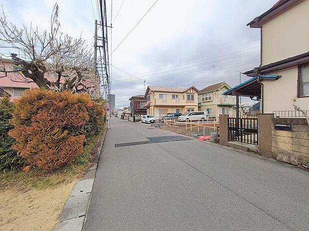 【前面道路含む現地写真】
ひとたび扉を開けばそこに待っているのは上質な空間とマイホームでの新生活をイメージさせる優雅なひととき。「この家なら…」ではなく「ここに住みたい♪」と思う感動をお届けいたします