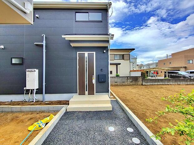【現地外観写真】
１号棟ひとたび扉を開けばそこに待っているのは上質な空間とマイホームでの新生活をイメージさせる優雅なひととき。「この家なら…」ではなく「ここに住みたい♪」と思う感動をお届けいたします。