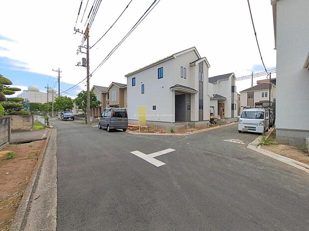 【前面道路含む現地写真】N号棟
セブンイレブン徒歩6分、オーケー・ドラッグセイムス自転車6分の立地です。ご見学の際は、併せえて周辺を歩いてみるのも良いですね。新生活のイメージが膨らむかもしれません♪