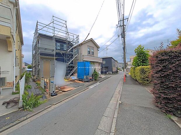 【前面道路含む現地写真】
コンビニ・ドラッグストア・スーパーなどが生活に欠かせない環境が徒歩圏内に複数揃う、利便性の良い立地♪小学校まで徒歩7分とお子様にも安心ですね☆