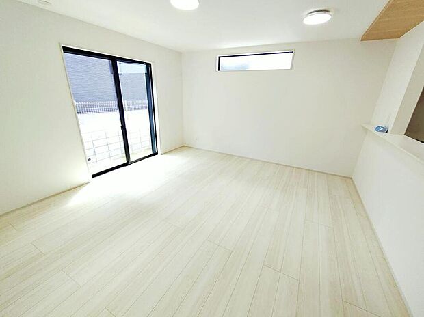 【リビング】4号棟
ホームパーティに招きたくなる自慢の広々LDK．伸びやかな子育てや、にぎやかなふれあいの日々を存分に楽しんでください。