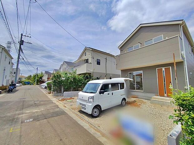 【前面道路含む現地写真】住環境良好な人気の低層住居専用地域に立地しております。スーパー・コンビニが徒歩圏内にあり毎日のお買い物にも便利です♪