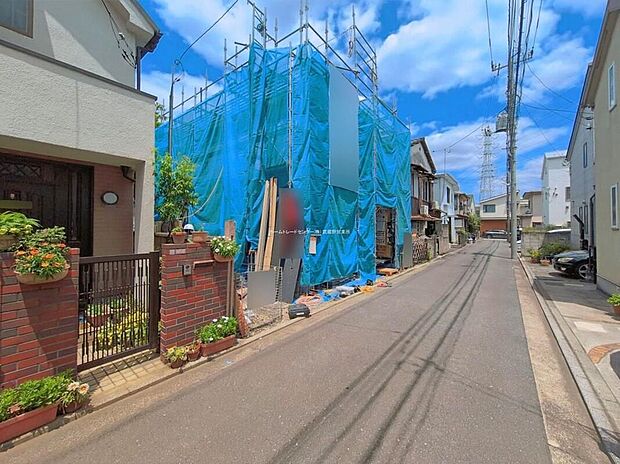 【前面道路含む写真】スーパー・コンビニ・ドラッグストアが徒歩6分圏内に全て揃う便利な立地！商業施設も点在しているので、目的によって買い物先を選べるのもポイントです♪