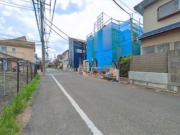 【前面道路含む現地写真】
低層住居専用地域の落ち着いた立地で、子育てにも最適です。現地をご覧いただきながら、住まいの夢をお聞かせください。