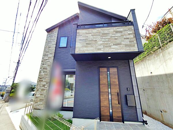 【現地外観写真】１号棟
小田急多摩線「栗平」駅徒歩19分、または自転車6分♪お車は2台駐車可能です（※車種による）。