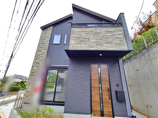 【現地外観写真】１号棟
小田急多摩線「栗平」駅徒歩19分、または自転車6分♪お車は2台駐車可能です（※車種による）。