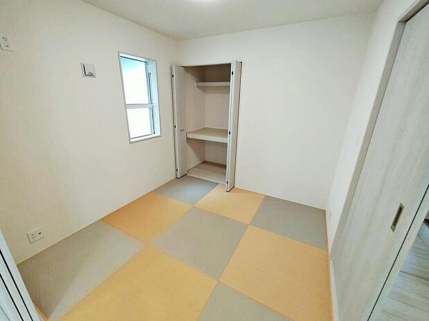【リビング以外の居室】6号棟
リビング隣の和洋室を開放すれば19帖の大空間が広がります♪お子様のお昼寝スペースや書斎としてなど、いろいろとお使い頂けます。