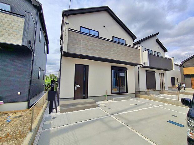【現地外観写真】３号棟
一戸建ての大きなメリットは、「自分の土地」を自由に使えること。好きなペットが飼えるほか、ガーデニングやＤＩＹ、車やバイクの手入れなど様々な趣味を楽しめます♪