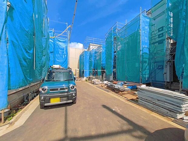【前面道路含む現地写真】
一戸建ての大きなメリットは、「自分の土地」を自由に使えること。好きなペットが飼えるほか、ガーデニングやDIY、車やバイクの手入れなど様々な趣味を楽しめます♪