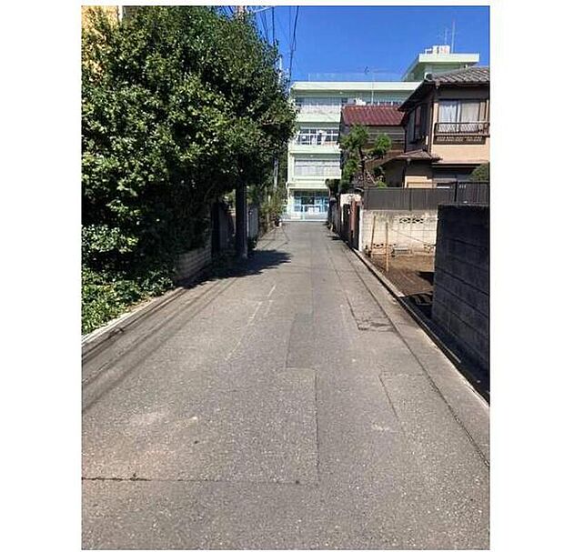 【前面道路含む写真】
小平市立第二小学校まで徒歩1分！お子様の通学も安心の環境♪スーパー徒歩7分と近く、急なお買物も便利◎