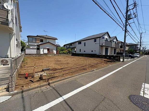 【前面道路含む現地写真】
ひとたび扉を開けばそこに待っているのは上質な空間とマイホームでの新生活をイメージさせる優雅なひととき。「この家なら…」ではなく「ここに住みたい♪」と思う感動をお届けいたします