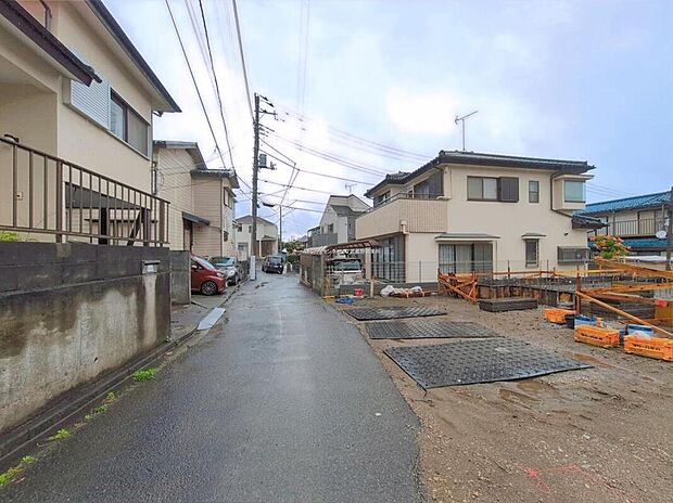 【前面道路含む現地写真】
前面道路は車通りが多くないので、お車の出し入れもラクラクです♪カースペースを広く確保したので、愛車のお手入れもしやすくなっております。