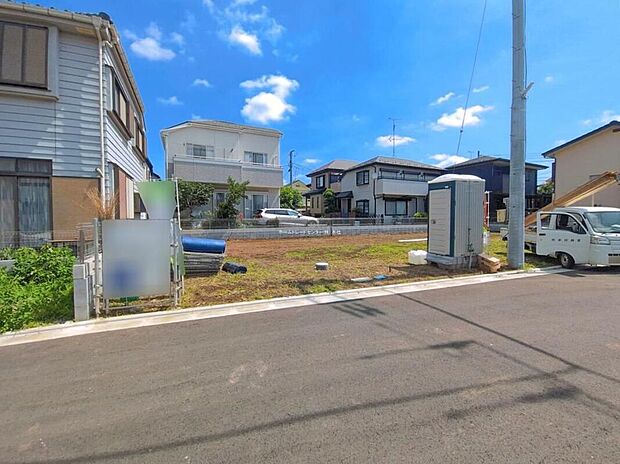 【現地写真】一戸建ての大きなメリットは、「自分の土地」を自由に使えること。好きなペットが飼えるほか、ガーデニングやDIY、車やバイクの手入れなど様々な趣味を楽しめます♪