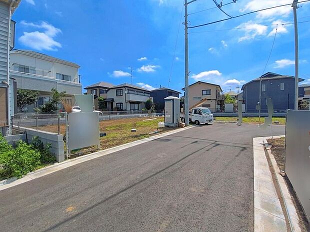 【前面道路含む現地写真】ひとたび扉を開けばそこに待っているのは上質な空間とマイホームでの新生活をイメージさせる優雅なひととき。「この家なら…」ではなく「ここに住みたい♪」と思う感動をお届けいたします