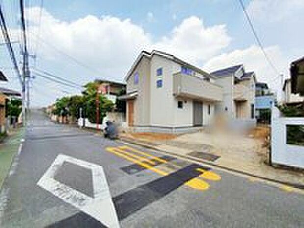 【前面道路含む現地写真】
住環境良好な人気の低層住居専用地域に立地しております。スーパー・コンビニが徒歩圏内にあり毎日のお買い物にも便利です♪