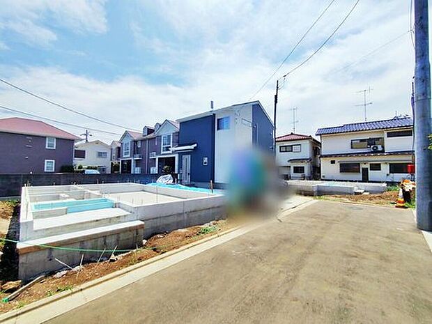 【前面道路含む現地写真】
フーズマーケット徒歩4分、セブンイレブン徒歩6分の近さで、急なお買物も便利◎小学校徒歩3分でお子様の通学も安心です!