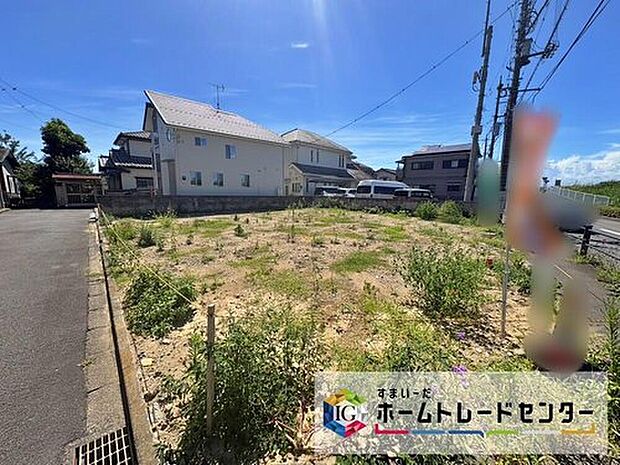 【前面道路含む現地写真】
ひとたび扉を開けばそこに待っているのは上質な空間とマイホームでの新生活をイメージさせる優雅なひととき。「この家なら…」ではなく「ここに住みたい♪」と思う感動をお届けいたします
