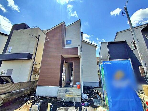 【現地外観写真】1号棟
一戸建ての大きなメリットは、「自分の土地」を自由に使えること。好きなペットが飼えるほか、ガーデニングやDIY、車やバイクの手入れなど様々な趣味を楽しめます♪