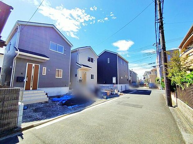 【前面道路含む現地写真】
住環境良好な人気の低層住居専用地域に立地しております。スーパー・コンビニが徒歩圏内にあり毎日のお買い物にも便利です♪