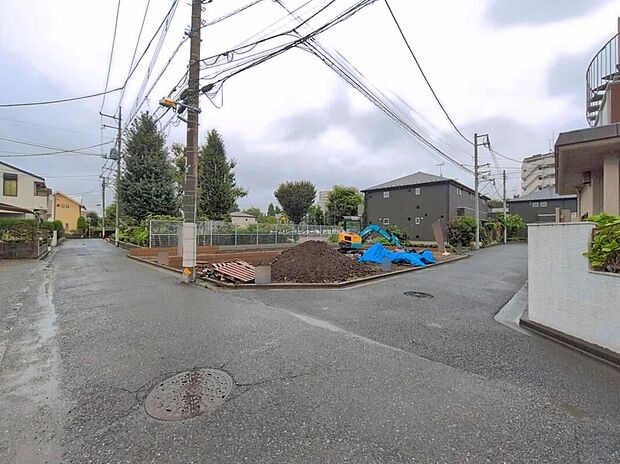 【前面道路含む現地写真】1号棟住環境良好な人気の低層住居専用地域に立地しております。守られた環境は、お子様との暮らしにもおすすめです。