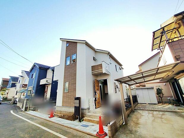 【現地外観写真】
ひとたび扉を開けばそこに待っているのは上質な空間とマイホームでの新生活をイメージさせる優雅なひととき。「この家なら…」ではなく「ここに住みたい♪」と思う感動をお届けいたします。