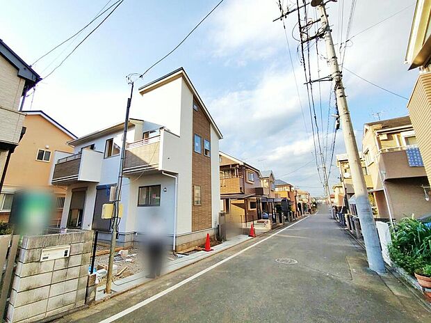 【前面道路含む現地写真】
住環境良好な人気の低層住居専用地域に立地しております。スーパー・コンビニが徒歩圏内にあり毎日のお買い物にも便利です♪