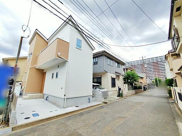 【前面道路含む現地写真】周辺は毎日のお買い物に便利なスーパー・コンビニ・ドラッグストアが徒歩10分圏内に揃う便利な立地です♪