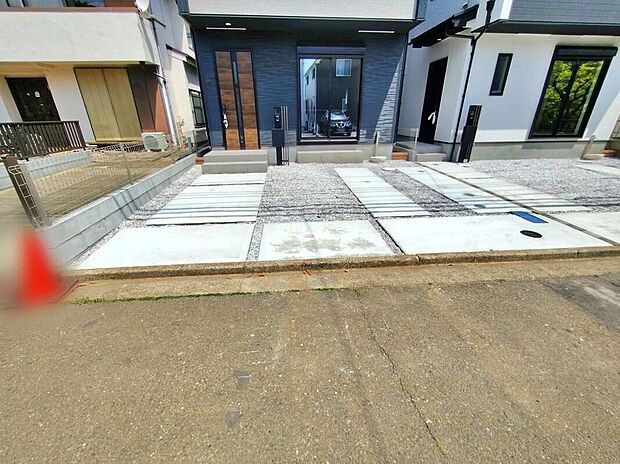 【駐車場】（1号棟）一戸建ては都心部などの物件を除き、駐車スペース付きの物件が一般的。玄関と駐車スペースとの行き来もしやすく、天候が悪い日などに便利。