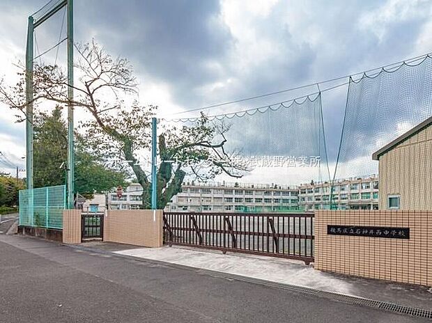 練馬区立石神井西中学校(約120m)
