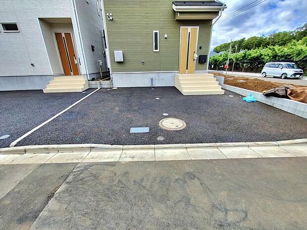 【【駐車場】】嬉しいコンクリート仕上げのカースペース♪お車から玄関までの距離が近いのでたくさんお買い物をした日も大丈夫♪雨の日も最小限の被害ですみます。