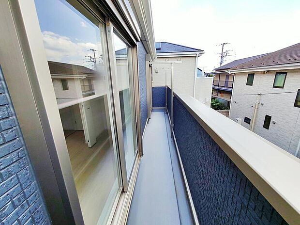 【現地外観写真】１号棟 バルコニーは、洗濯物や布団を干すだけでなく、暖かな陽射しや爽やかな風を存分に取り込み、お部屋に解放感をもたらします☆