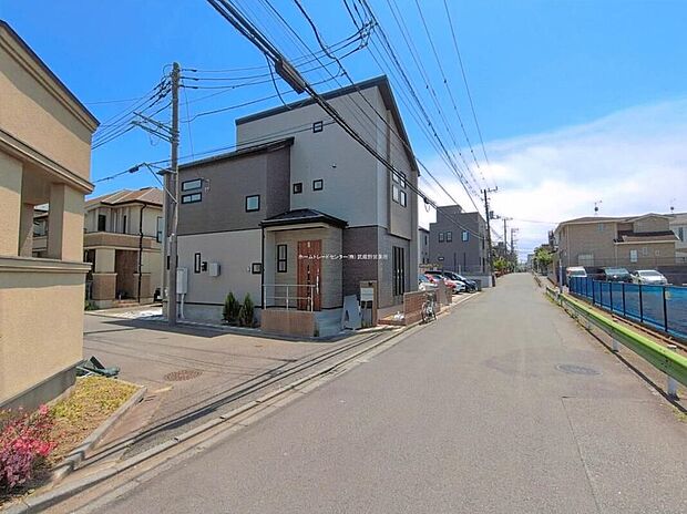 【前面道路含む現地写真】住環境良好な人気の低層住居専用地域に立地しております。守られた環境は、お子様との暮らしにもおすすめです。