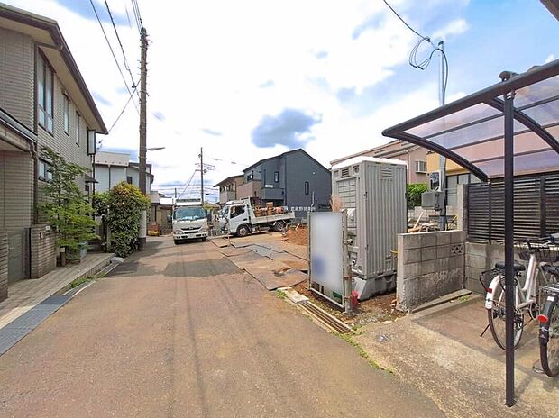 【前面道路含む現地写真】A号棟　物件の陽当りや通風・仕様設備やお部屋の大きさの比較、近隣・周辺環境や街並みなど、資料には掲載していない情報が現地にはたくさんあります。　是非一度、現地をご確認ください♪