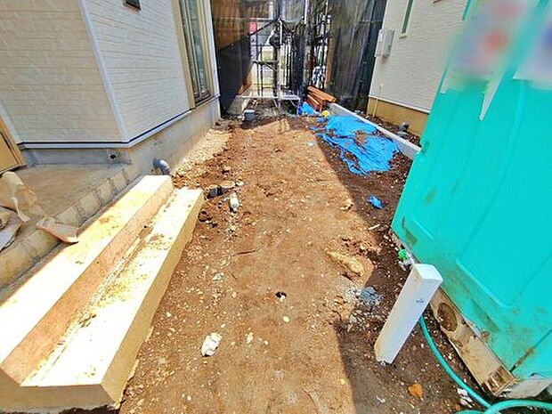 【【駐車場】２号棟】嬉しいコンクリート仕上げのカースペース♪お車から玄関までの距離が近いのでたくさんお買い物をした日も大丈夫♪雨の日も最小限の被害ですみます。