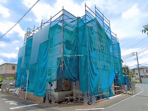 【現地外観写真】（1号棟）◆京王線「調布」駅までバス14分♪「諏訪神社」停歩9分♪◆ＪＲ中央線「三鷹」駅までバス20分♪「諏訪神社前」停歩9分♪◆ＪＲ中央線「吉祥寺」駅までバス26分♪「北の台」停歩4