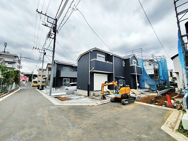 【前面道路含む現地写真】スーパー・コンビニ・ドラックストアが徒歩8分圏内に揃う立地なので、毎日のお買い物がらくらくです!この距離なら買い忘れがあった時もサッと出掛けられそうですね♪