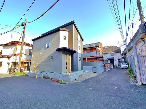 【【前面道路含む現地写真】】いなげや徒歩5分、ファミリーマート徒歩3分の近さで急なお買物も便利◎小学校徒歩6分でお子様の通学も安心です☆