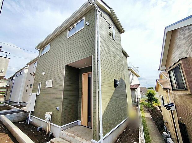 【【現地外観写真】】1号棟
ひとたび扉を開けばそこに待っているのは上質な空間とマイホームでの新生活をイメージさせる優雅なひととき。「この家なら…」ではなく「ここに住みたい♪」と思う感動をお届けいたします。
