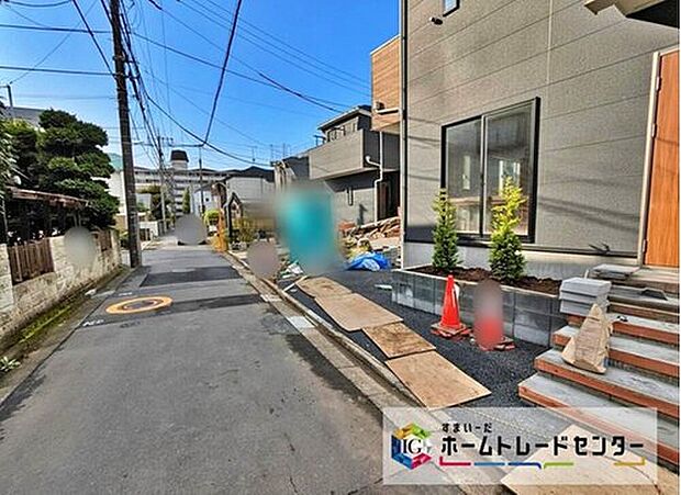 【【前面道路含む現地写真】】周辺はスーパー・コンビニ・ドラッグストアが徒歩10分以内に揃います。毎日のお買い物に便利ですね♪小学校まで徒歩8分、中学校まで徒歩10分とお子様にも安心☆